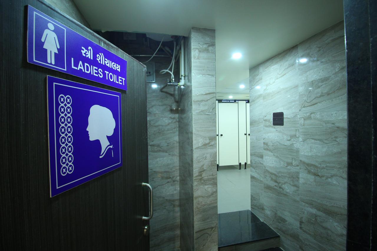 Jackpot Room In & Out Dormitory อาเมดาบัด ภายนอก รูปภาพ