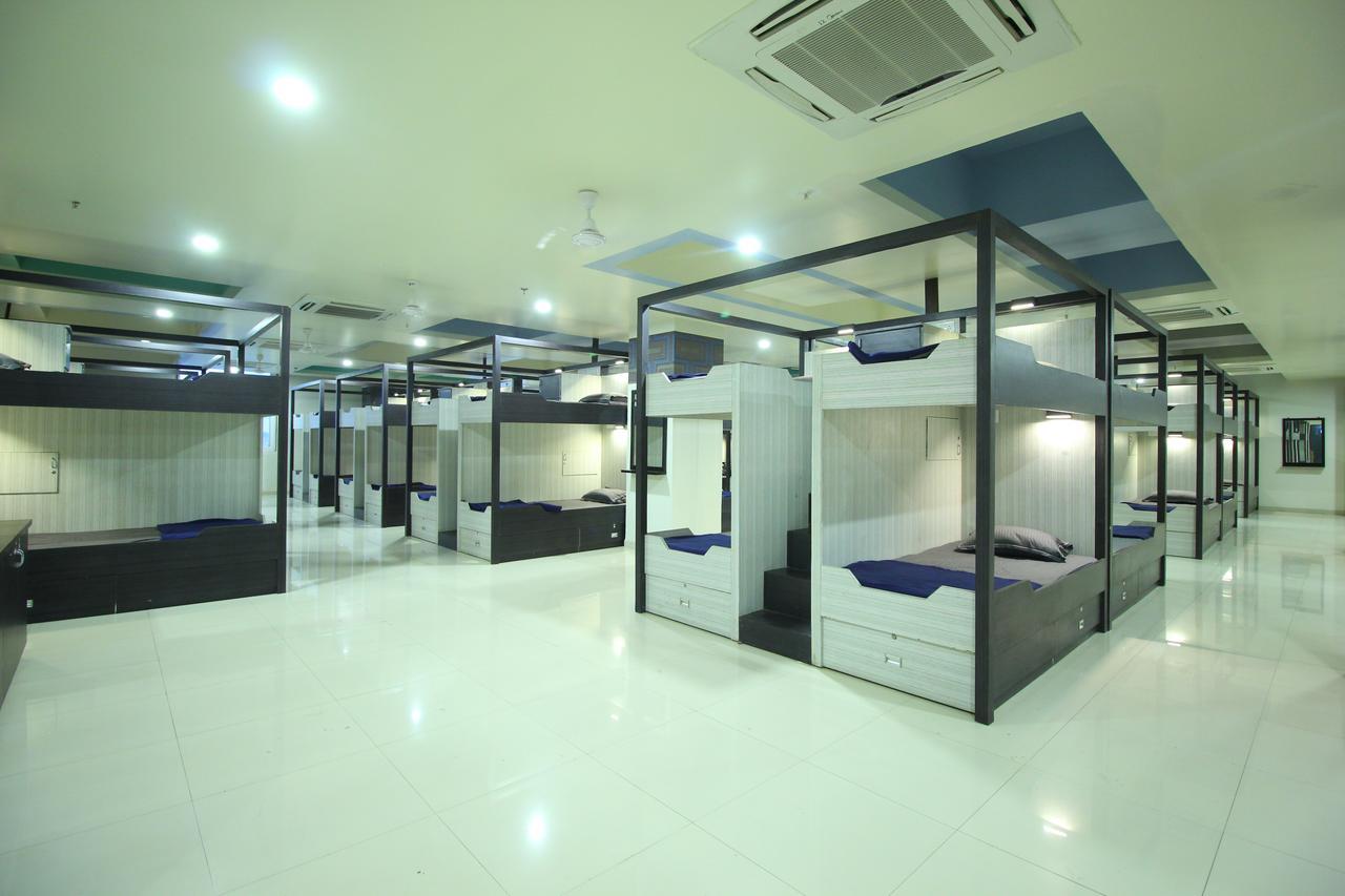 Jackpot Room In & Out Dormitory อาเมดาบัด ภายนอก รูปภาพ
