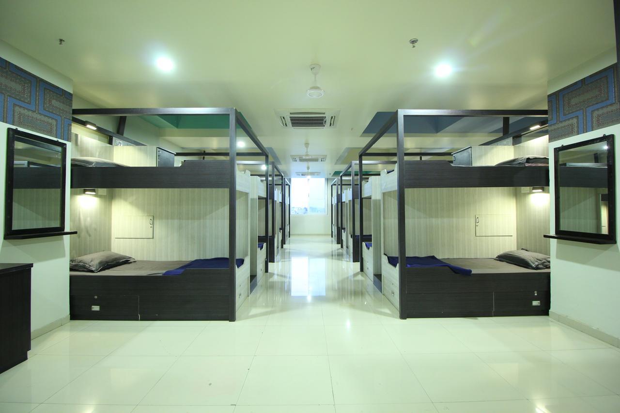 Jackpot Room In & Out Dormitory อาเมดาบัด ภายนอก รูปภาพ
