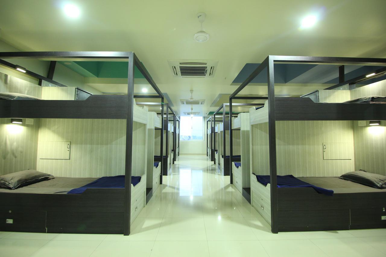 Jackpot Room In & Out Dormitory อาเมดาบัด ภายนอก รูปภาพ